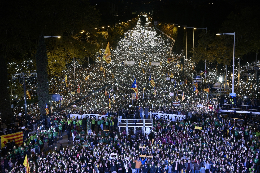 People take part in a demonstration in Barcelona on November 11, 2017 calling for the release of jailed separatist leaders.