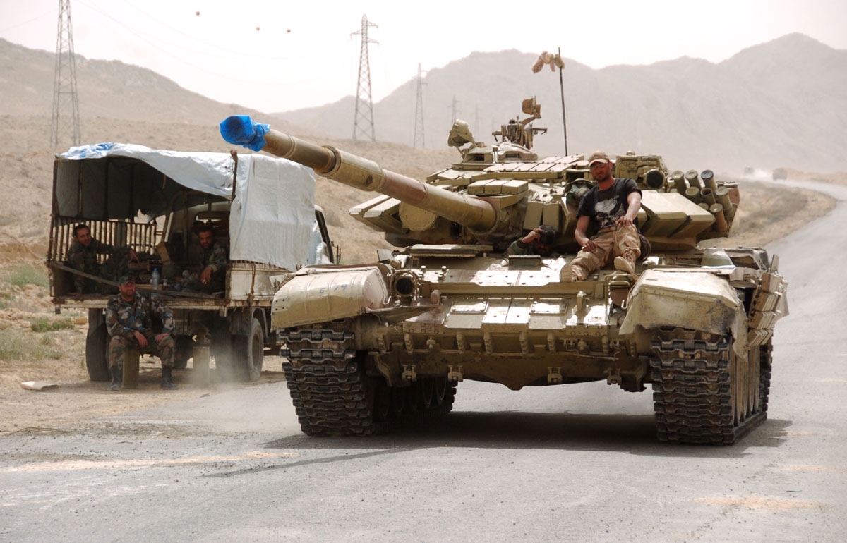 Syrian pro-governement forces drive a tank on the outskirts of Palmyra on March 25, 2016, during a military operation to retake the ancient city from the jihadist Islamic State (IS) group.