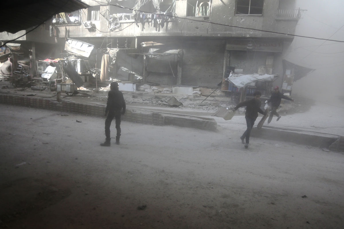 Pendant des frappes des forces du régime syrien sur Aïn Terma, une des villes de la Ghouta orientale, le 21 mars 2018.