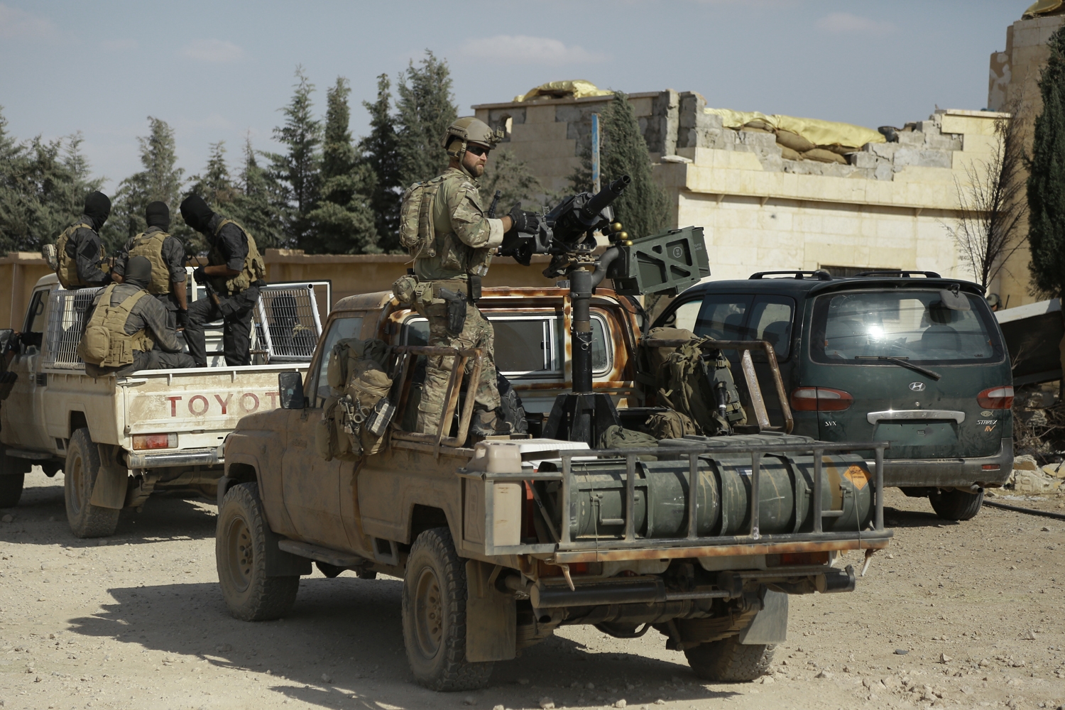 Syrian Democratic forces and an armed man in uniform identified by them as US special operations forces (R) are seen in the village of Fatisah in the northern Syrian province of Raqa on May 25, 2016 Syrian Democratic forces and an armed man in uniform identified by them as US special operations forces (R) are seen in the village of Fatisah in the northern Syrian province of Raqa on May 25, 2016
