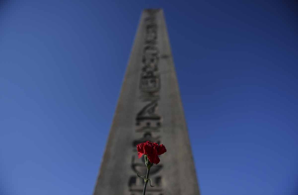 A photo taken on January 14, 2016 shows flowers left in front of the makeshift memorial in tribute to the victims of January 12 deadly attack at the Istanbul's tourist hub of Sultanahmet.