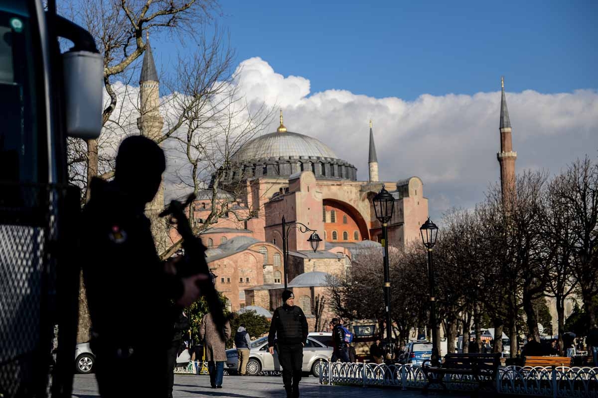 A Turkish riot police stands guard on January 14, 2016 on the site of the January 12 attack at the Istanbul's tourist hub of Sultanahmet.