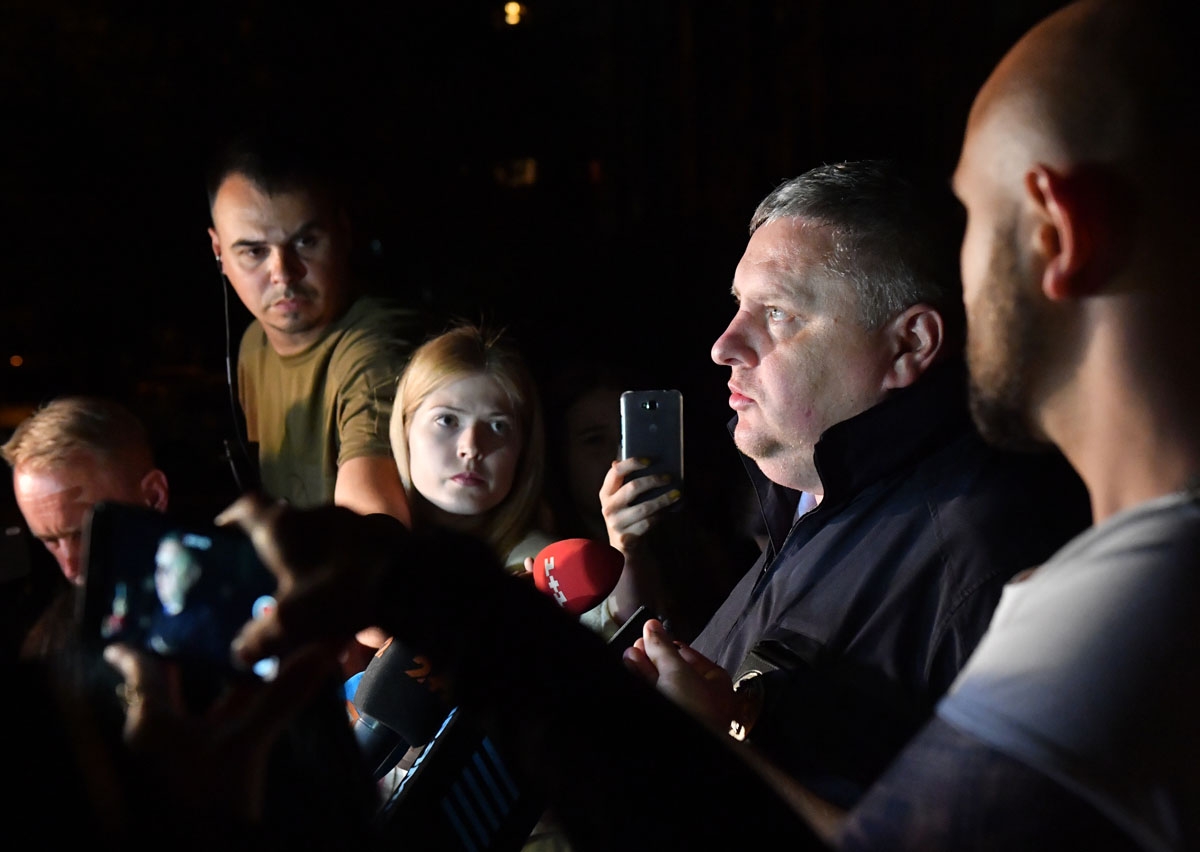 Head of Kiev police Andriy Krishchenko (2ndR) speaks to journalists at the entrance of building of journalist Arkadi Babchenko late on May 29, 2018.