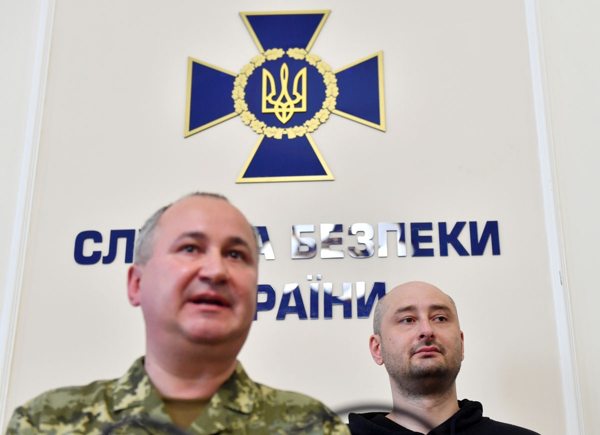Russian anti-Kremlin journalist Arkady Babchenko (R) and head of Ukraine's security service Vasyl Grytsak (L) react during a press conference at Ukrainian Security Service in Kiev on May 30, 2018.