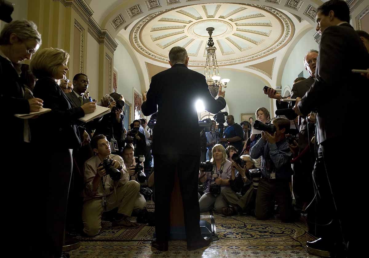 L'ex-chef de la majorité au Sénat Harry Reid, le 1er octobre 2008. (C), D-NV, speaks during a press conference on Capitol Hill in Washington, DC, October 1, 2008.