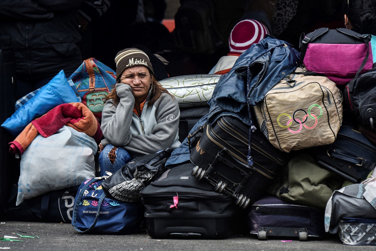 A Venezuelan woman waits outside the Colombian migration office near the Rumichaca bridge before crossing into Ecuador, August 20, 2018.
