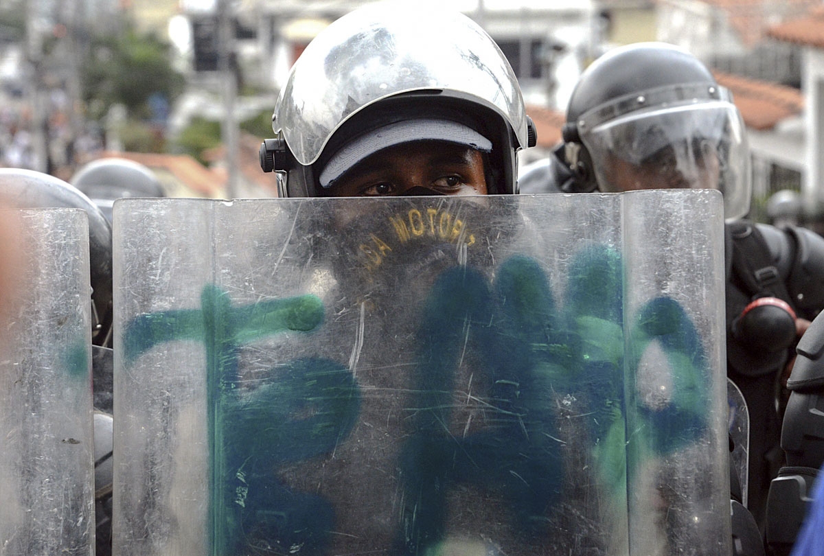 Members of the National Guard crack down on opposition demonstrators during a march against President Nicolas Maduro, in San Cristobal on April 26, 2017.