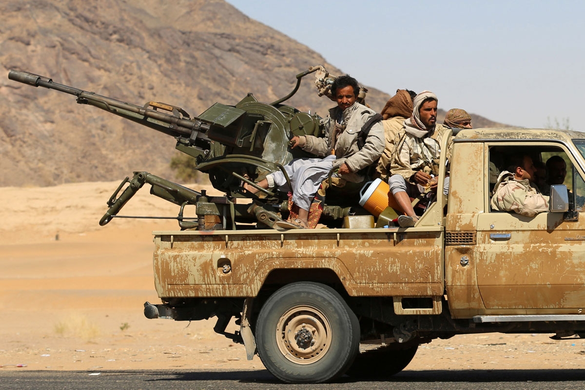 Yemeni tribesmen from the Popular Resistance Committees, supporting forces loyal to Yemen's Saudi-backed President, drive through a desert road during clashes with Shiite Huthi rebels and their allies in Beihan, in the Shabwa province, on December 15, 201