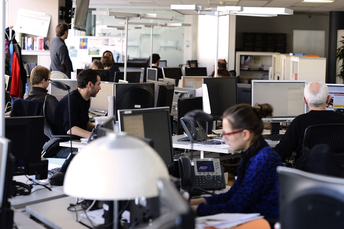 Journalists of AFP political departement work on February 5, 2014 at the headquarters of the global news agency Agence France-Presse (AFP) in Paris.