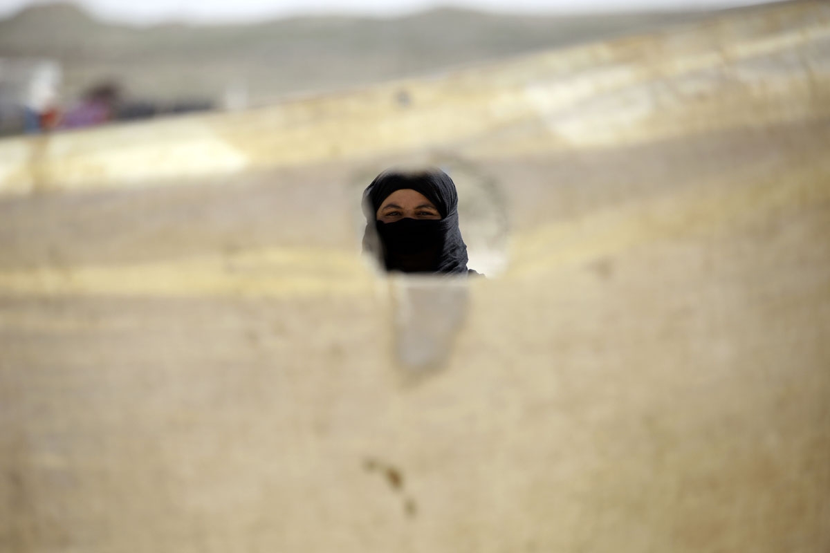 An Iraqi refugee, who fled from Mosul, looks on in a camp in al-Hol, located some 14 kilometers from the Iraqi border in Syria’s northeastern Hassakeh province, on March 13