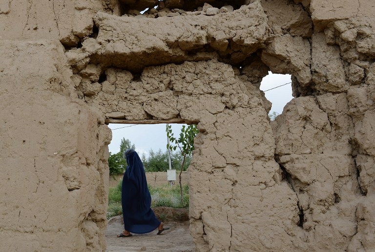 Une Afghane en juin 2014 à Deh Saqi, un village dévasté par les talibans à la fin des années 1990 Une Afghane en juin 2014 à Deh Saqi, un village dévasté par les talibans à la fin des années 1990