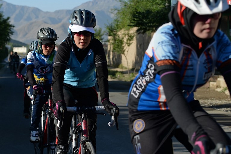 L'équipe cycliste féminine nationale d'Afghanistan s'entraîne dans la banlieue de Kaboul, en juin 2014 L'équipe cycliste féminine nationale d'Afghanistan s'entraîne dans la banlieue de Kaboul, en juin 2014