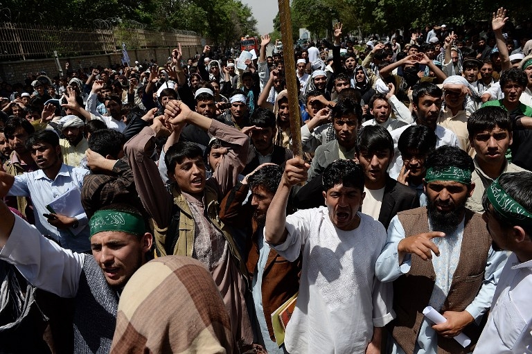 Des étudiants afghans manifestent contre une loi contre la violence à l'égard des femmes, texte qu'ils considèrent contraire aux enseignements de l'Islam, en mai 2013 à Kaboul Des étudiants afghans manifestent contre une loi contre la violence à l'égard des femmes, texte qu'ils considèrent contraire aux enseignements de l'Islam, en mai 2013 à Kaboul