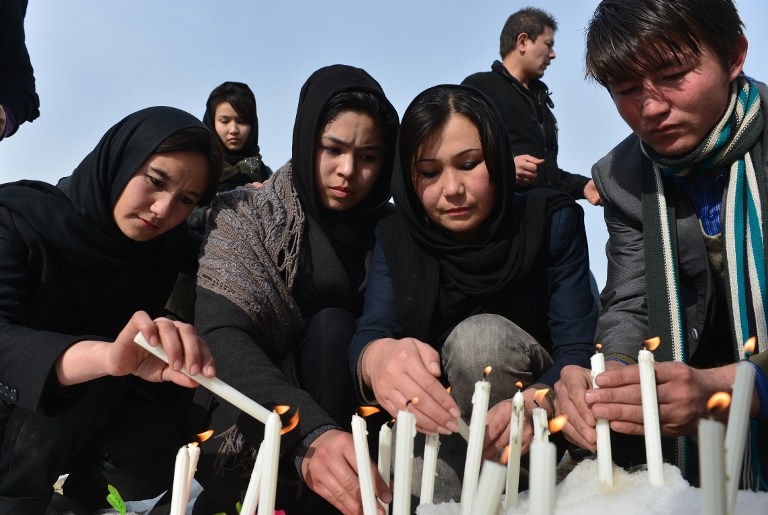 Cérémonie en janvier 2013 à Kaboul sur la tombe de Shakila, une jeune Hazara violée et tuée un an plus tôt par un dignitaire local qui n'a jamais été poursuivi Cérémonie en janvier 2013 à Kaboul sur la tombe de Shakila, une jeune Hazara violée et tuée un an plus tôt par un dignitaire local qui n'a jamais été poursuivi