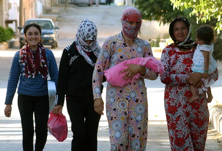 Des Syriennes dans une rue de Ras al-Aïn, près de la frontière turque, en août 2013 Des Syriennes dans une rue de Ras al-Aïn, près de la frontière turque, en août 2013