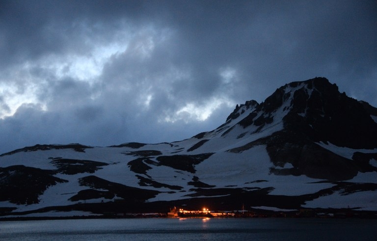 La base brésilienne Comandante Ferraz vue depuis l'Ary Rongel, le 7 mars 2014 La base brésilienne Comandante Ferraz vue depuis l'Ary Rongel, le 7 mars 2014