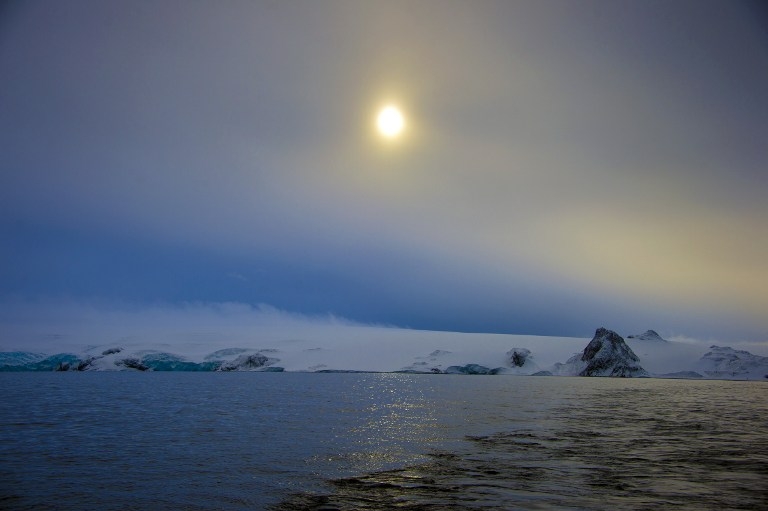 Après une tempête de neige sur l'île du Roi George, le 13 mars 2014 Après une tempête de neige sur l'île du Roi George, le 13 mars 2014