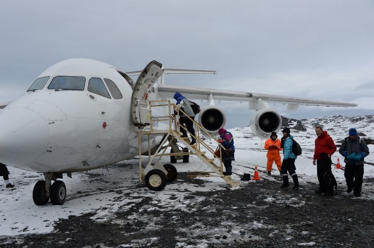 Des touristes embarquent à bord d'un avion chilien après avoir passé quatre heures sur la base Presidente Eduardo Frei, le 14 mars 2014 Des touristes embarquent à bord d'un avion chilien après avoir passé quatre heures sur la base Presidente Eduardo Frei, le 14 mars 2014