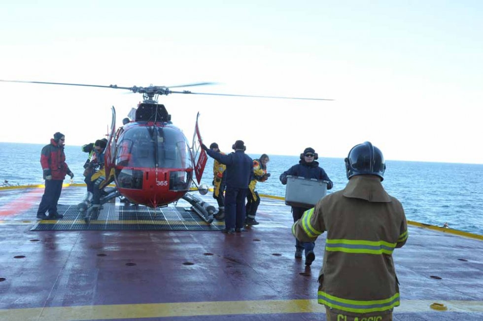 Un hélicoptère sur le pont du brise-glaces canadien Amundsen, le 20 septembre 2015 (AFP / Clément Sabourin) Un hélicoptère sur le pont du brise-glaces canadien Amundsen, le 20 septembre 2015 (AFP / Clément Sabourin)