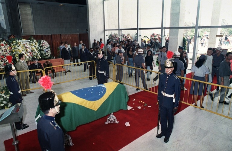 Le cercueil d'Ayrton Senna est exposé au public à l'Assemblée législative de São Paulo, le 4 mai 1994 Le cercueil d'Ayrton Senna est exposé au public à l'Assemblée législative de São Paulo, le 4 mai 1994