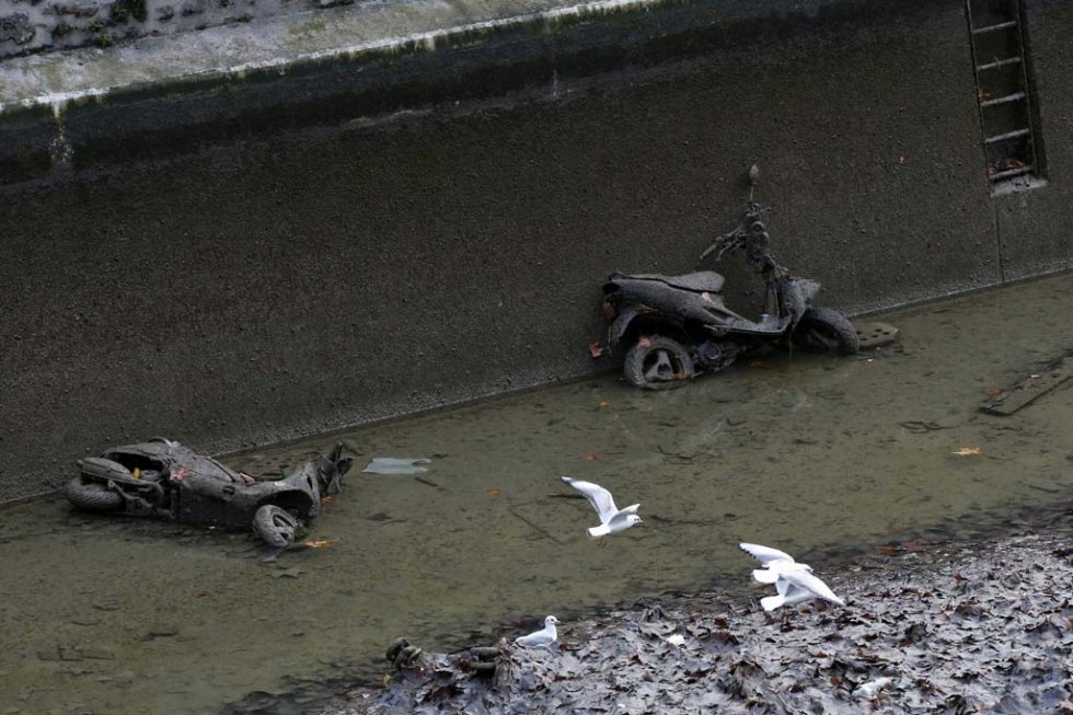 Pendant la vidange du canal Saint-Martin à Paris, en janvier 2015 (AFP / Patrick Kovarik) Pendant la vidange du canal Saint-Martin à Paris, en janvier 2015 (AFP / Patrick Kovarik)