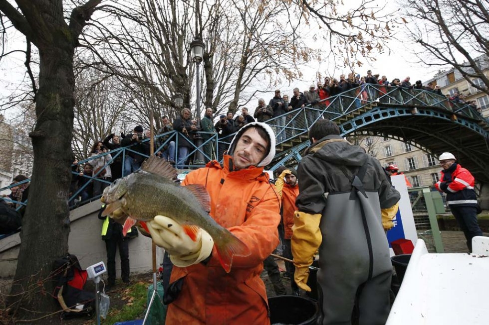 Pendant la vidange du canal Saint-Martin à Paris, en janvier 2015 (AFP / Patrick Kovarik) Pendant la vidange du canal Saint-Martin à Paris, en janvier 2015 (AFP / Patrick Kovarik)