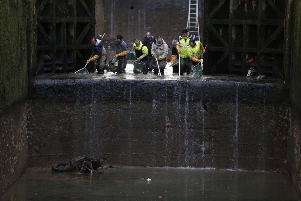 Pendant la vidange du canal Saint-Martin à Paris, en janvier 2015 (AFP / Patrick Kovarik) Pendant la vidange du canal Saint-Martin à Paris, en janvier 2015 (AFP / Patrick Kovarik)