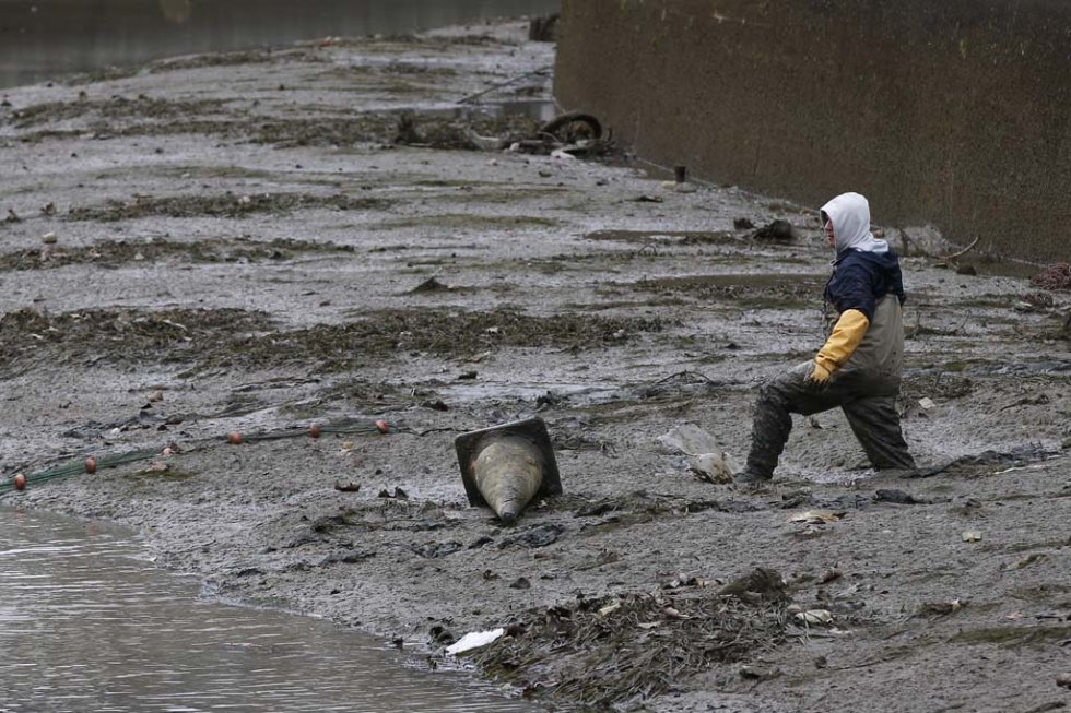 Pendant la vidange du canal Saint-Martin à Paris du milieu des années 1980 (AFP / Patrick Kovarik) Pendant la vidange du canal Saint-Martin à Paris, en janvier 2015 (AFP / Patrick Kovarik)
