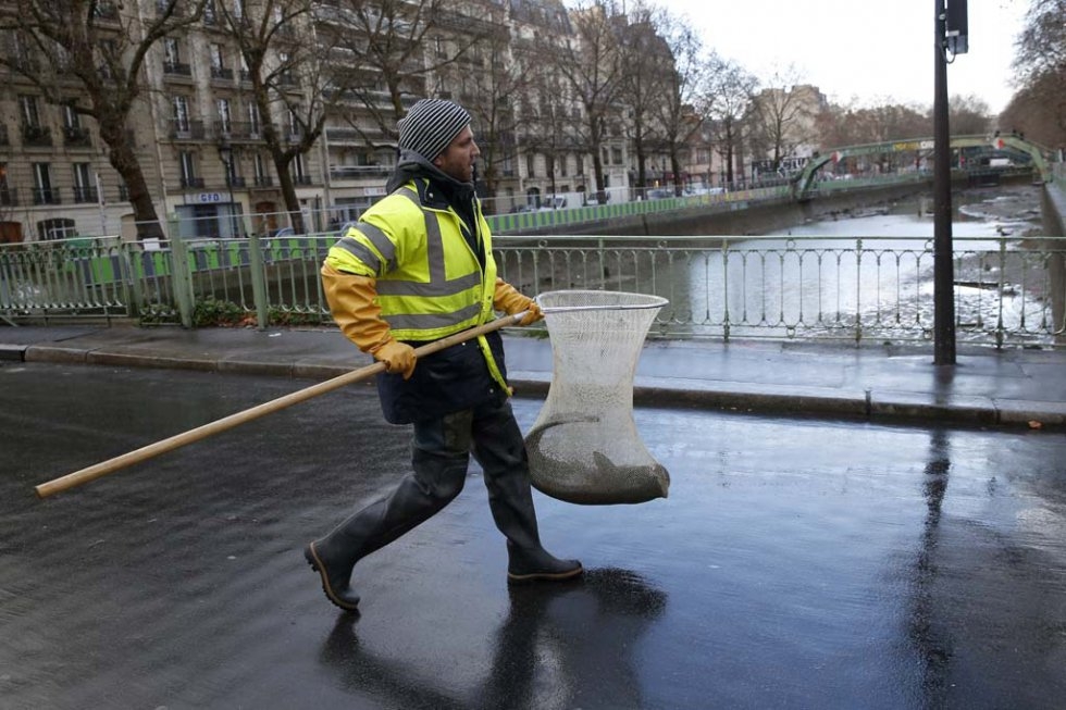 Pendant la vidange du canal Saint-Martin à Paris, en janvier 2015 (AFP / Patrick Kovarik) Pendant la vidange du canal Saint-Martin à Paris, en janvier 2015 (AFP / Patrick Kovarik)