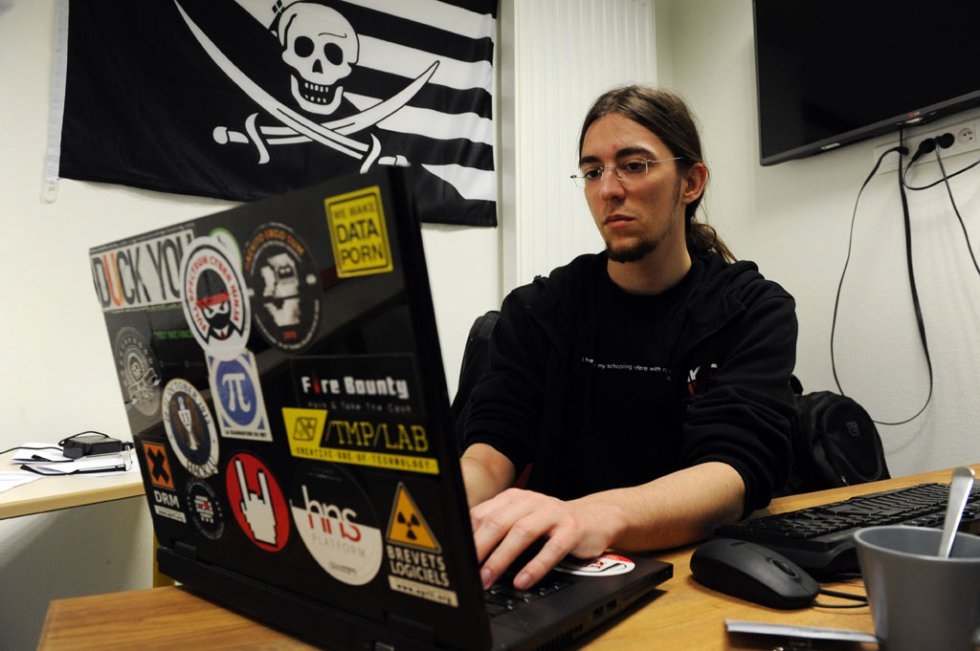 Un faux hacker simule une attaque au centre de formation à la cyberdéfense de l'Ecole nationale supérieure d'ingénieurs de Bretagne-Sud à Vannes, le 4 février 2016 Un faux hacker simule une attaque au centre de formation à la cyberdéfense de l'Ecole nationale supérieure d'ingénieurs de Bretagne-Sud à Vannes, le 4 février 2016