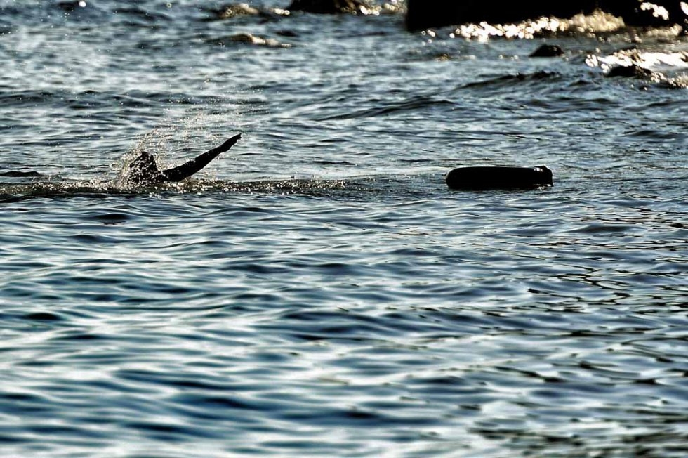 Un homme arrive à la nage sur le rivage de Lesbos, début octobre. Un homme arrive à la nage sur le rivage de Lesbos, début octobre.