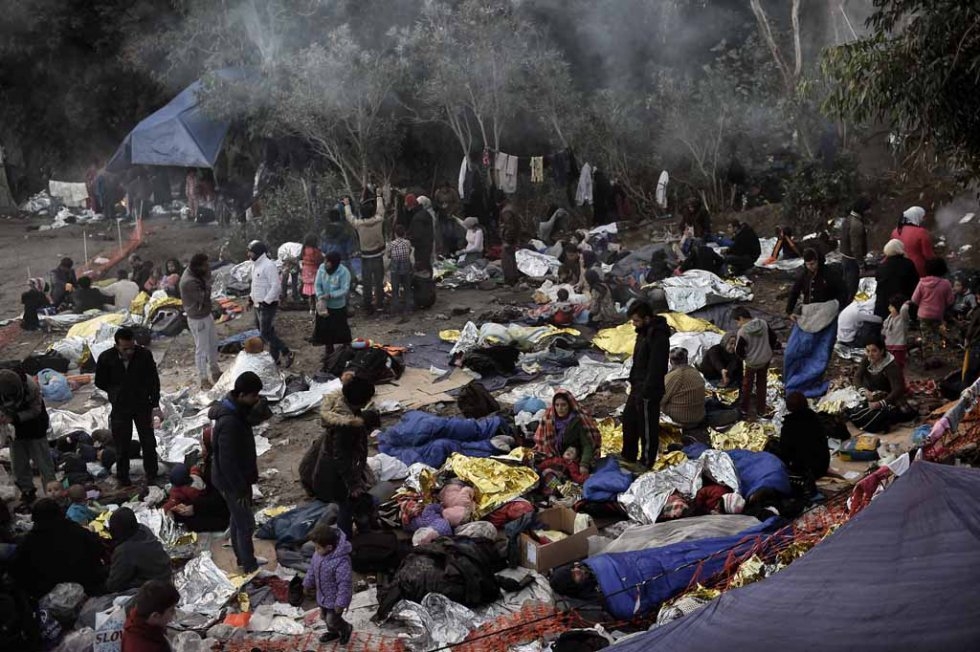 Réfugiés et migrants se réveillent après avoir passé la nuit dans un champ de Lesbos, début octobre. Réfugiés et migrants se réveillent après avoir passé la nuit dans un champ de Lesbos, début octobre.