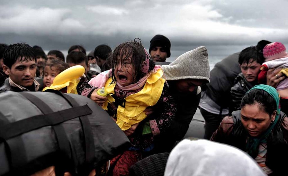Une fillette pleure avec son biberon à la main en arrivant à Lesbos, fin octobre. Une fillette pleure avec son biberon à la main en arrivant à Lesbos, fin octobre.