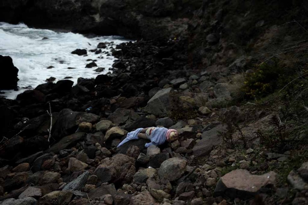 Le corps d'un bébé noyé gît sur une plage de Lesbos, début novembre. Le corps d'un bébé noyé gît sur une plage de Lesbos, début novembre.