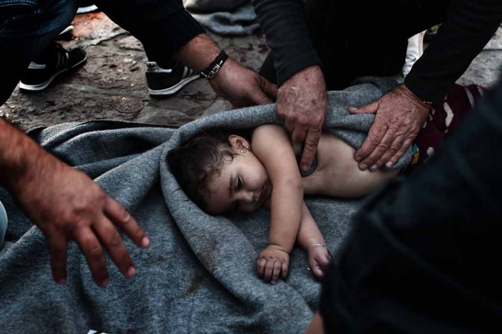 Des médecins tentent de réanimer un enfant qui était sur un bateau ayant coulé près de Lesbos, fin octobre. Des médecins tentent de réanimer un enfant qui était sur un bateau ayant coulé près de Lesbos, fin octobre.