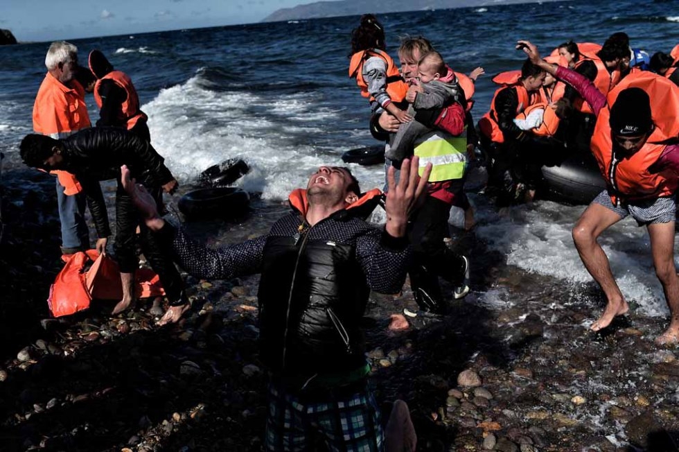 Un homme tombe à genoux en arrivant à Lesbos, fin octobre. Un homme tombe à genoux en arrivant à Lesbos, fin octobre.