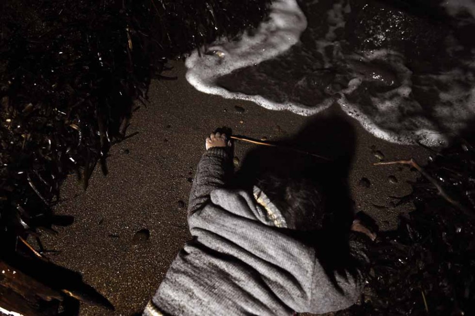 Le corps d'un enfant noyé sur une plage de Lesbos. Le corps d'un enfant noyé sur une plage de Lesbos.