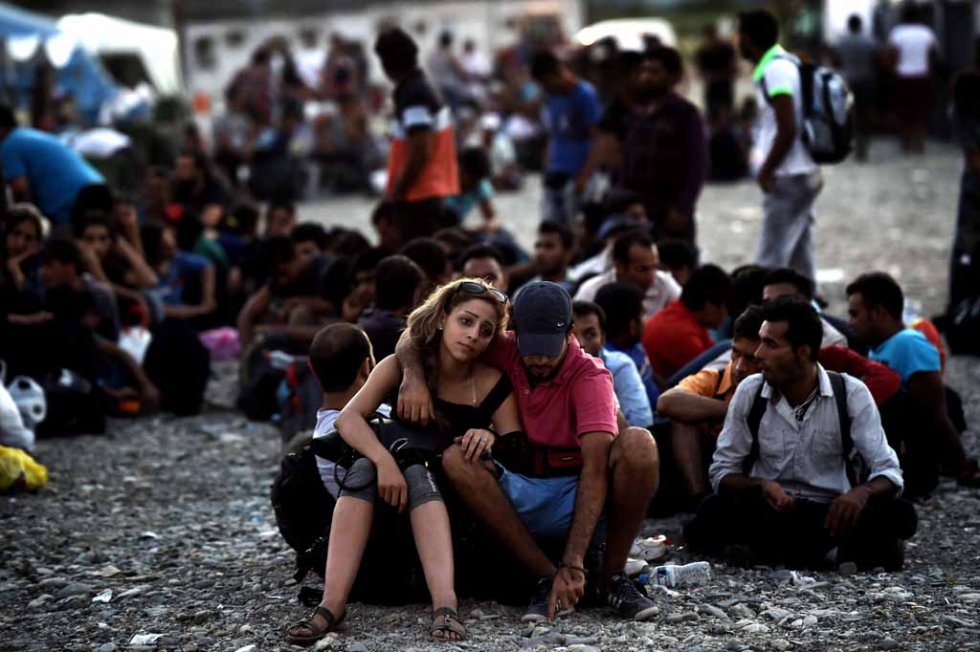 Un couple syrien attend un train avec d'autres migrants fin août. Un couple syrien attend un train avec d'autres migrants fin août.