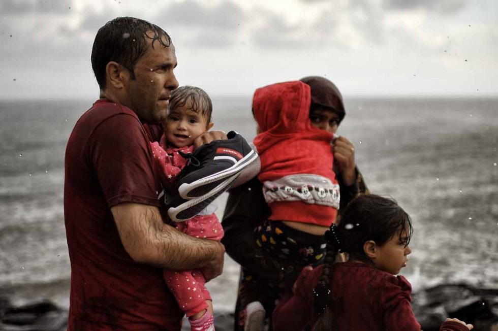 Une famille trempée arrive sur le rivage de Lesbos, fin septembre. Une famille trempée arrive sur le rivage de Lesbos, fin septembre.