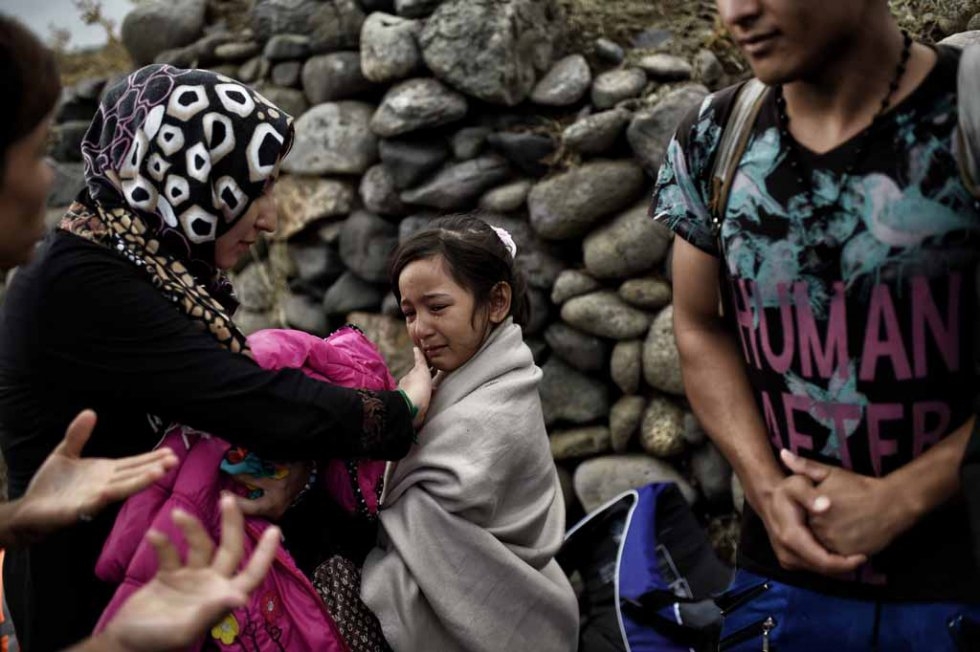 Une fillette afghane est réconfortée après son arrivée à Lesbos, fin septembre. Une fillette afghane est réconfortée après son arrivée à Lesbos, fin septembre.