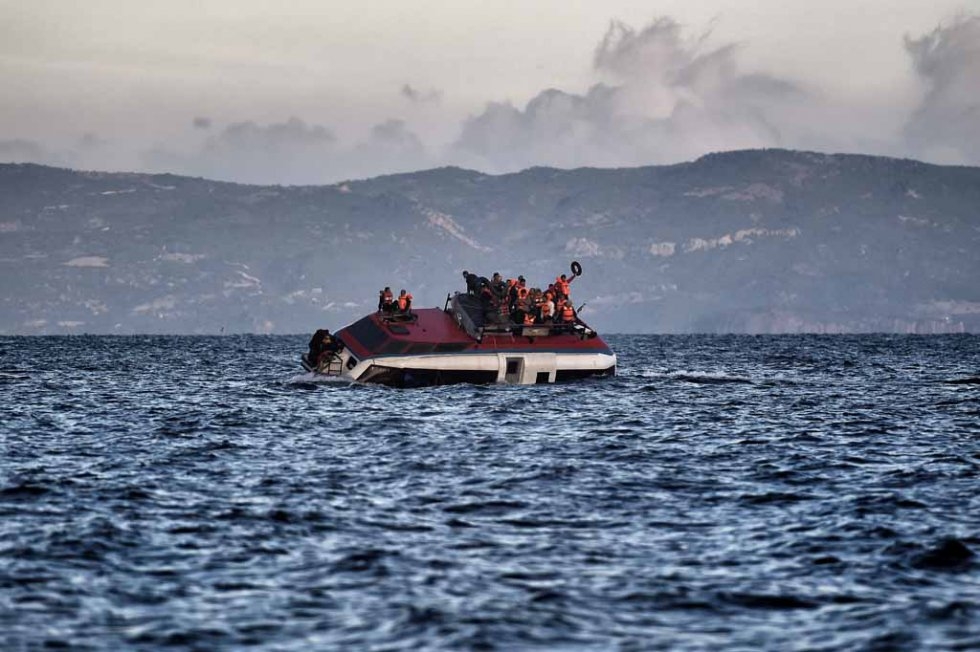 Un bateau rempli de migrants coule au large de Lesbos, fin octobre. Un bateau rempli de migrants coule au large de Lesbos, fin octobre.