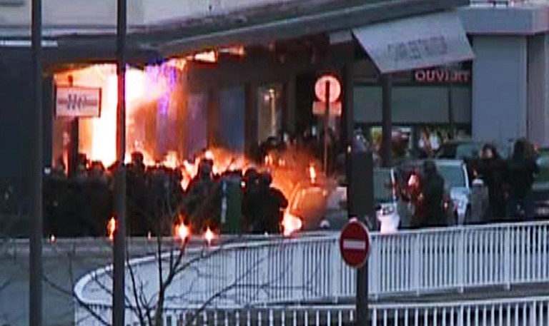Le RAID prend d'assaut l'épicerie dans l'après-midi du 9 janvier Le RAID prend d'assaut l'épicerie dans l'après-midi du 9 janvier