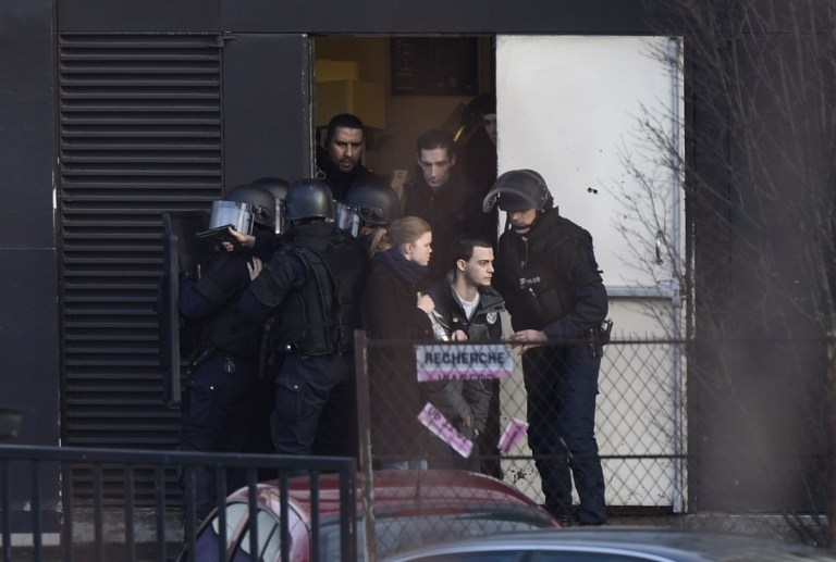 La police évacue les habitants du quartier où a lieu la prise d'otages La police évacue les habitants du quartier où a lieu la prise d'otages