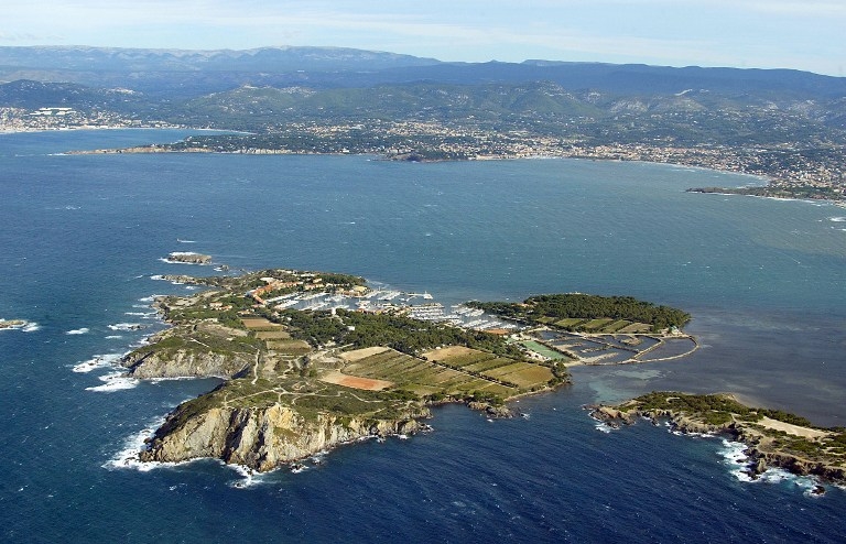 L'île des Embiez, propriété de la famille Ricard, ici en 2003 L'île des Embiez, propriété de la famille Ricard, ici en 2003