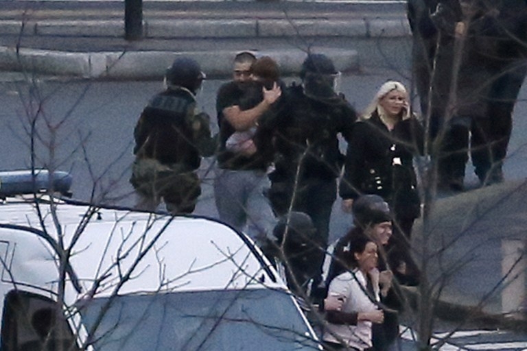 Le RAID conduit les otages en sécurité après l'assaut Le RAID conduit les otages en sécurité après l'assaut