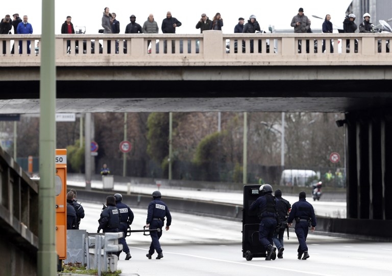 Les policiers du RAID avancent sur le boulevard périphérique pour aller prendre position Les policiers du RAID avancent sur le boulevard périphérique pour aller prendre position