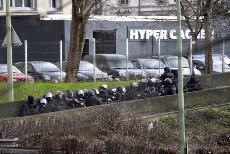 Les policiers d'élite du RAID prennent position sur une bretelle de sortie du boulevard Périphérique Les policiers d'élite du RAID prennent position sur une bretelle de sortie du boulevard Périphérique