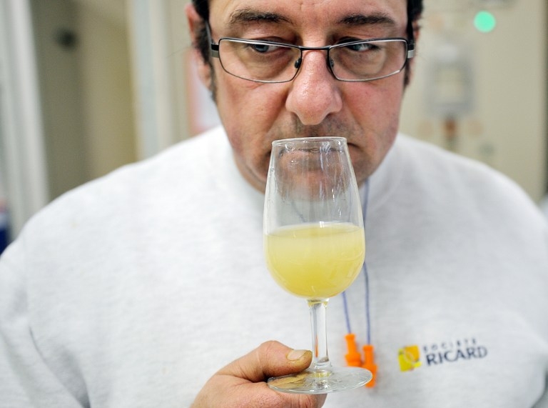 Contrôle de qualité à l'usine Pernod-Ricard de Vendeville, en janvier 2013 Contrôle de qualité à l'usine Pernod-Ricard de Vendeville, en janvier 2013