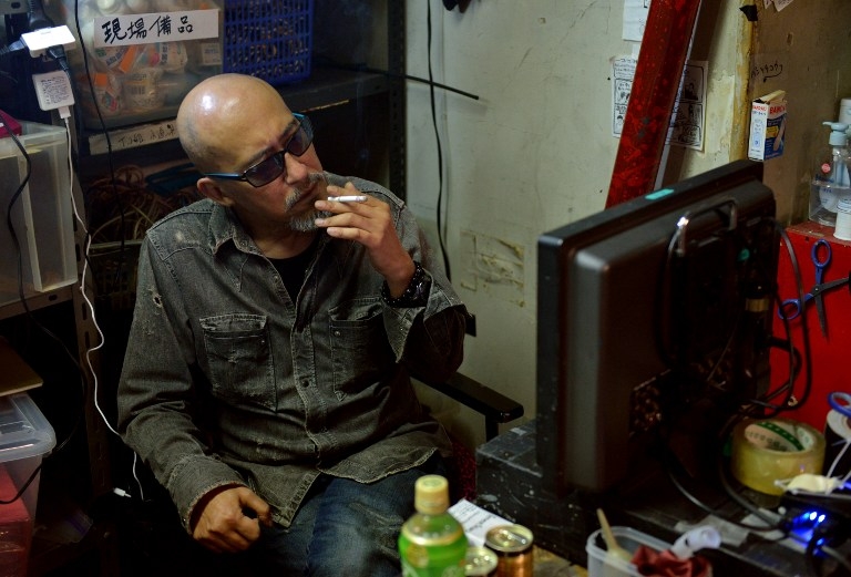 Le metteur en scène de films X japonais Tohjiro pendant un tournage dans un studio à Tokyo Le metteur en scène de films X japonais Tohjiro pendant un tournage dans un studio à Tokyo