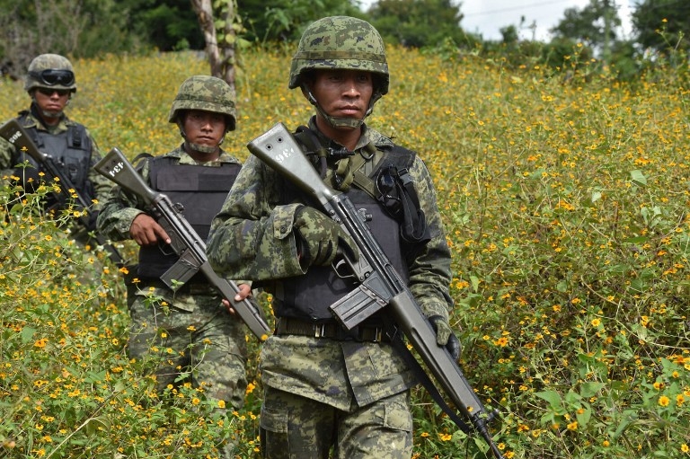 Des soldats mexicains participent à une battue près d'Iguala, le 1er octobre 2014 Des soldats mexicains participent à une battue près d'Iguala, le 1er octobre 2014